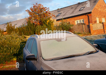 Rufford, Burscough, Preston, Lancashire, Royaume-Uni. 29 Oct, 2018. Au cours de l'aube, Burscough Rufford, Preston, Lancashire, Royaume-Uni. Météo britannique. Un gel froid et répandu mais beaucoup de soleil à venir pour les résidents de péniches au St Mary's Marina, situé sur une paisible magnifiquement partie de la Direction générale de la Rufford - Leeds Liverpool Canal. Credit : MediaWorldImages/Alamy Live News Banque D'Images