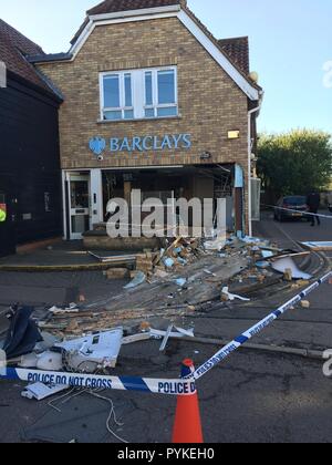Great Shelford, España. 29 Oct, 2018. La police dit que le raid s'est produit à 2h00. Le JCB en photo a été utilisée pour abattre le mur de l'édifice. Personne n'a été blessé. La Direction générale des grands Shelford de Barclays Bank. Raid Ram Crédit : Andrew Brown/Alamy Live News Banque D'Images