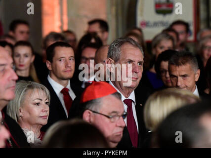 Prague, République tchèque. 28 Oct, 2018. Le Président tchèque Milos Zeman et son épouse Ivana Zemanova arrivent à la cérémonie de remise des médailles de l'état des commandes et les 41 personnalités à l'occasion de la fête nationale du 100e anniversaire de la création de la Tchécoslovaquie au Château de Prague, Prague, République tchèque, le dimanche, 28 octobre, 2018. Photo : CTK/Vondrous Romain Photo/Alamy Live News Banque D'Images