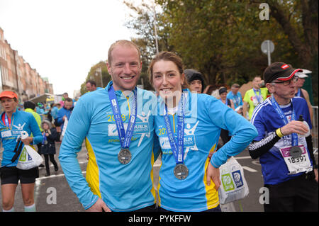 Dublin, Irlande. 28 Oct, 2018. Marathon de Dublin Proposition de mariage ! Shane Callaghan de Carlow propose de Mag Kinsella dans l'aire d'arrivée du Marathon de la ville de Dublin. Shane a terminé le marathon en 3 heures 49 minutes a été en attente de Mag quand elle a franchi la ligne à 4 heures 30 minutes. Et elle a dit oui ! Proposition de Marathon Marathon de Dublin Dublin Irlande Crédit : Liam McArdle/Alamy Live News Banque D'Images