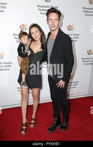 Culver City, CA. 28 Oct, 2018. Wolf Rhys Meyers, Mara Lane, Jonathan Rhys Meyers aux arrivées à l'heure des héros Festival familial, Smashbox Studios, Culver City, CA, le 28 octobre 2018. Credit : Priscilla Grant/Everett Collection/Alamy Live News Banque D'Images