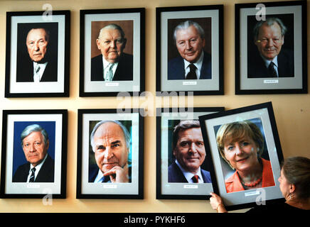 La photo de la nouvelle chancelière allemande Angela Merkel sera suspendu mercredi (23.11.2005) dans le restaurant "KanzlerEck' à Berlin à côté du portrait de l'ex-chanceliers allemands - de gauche à droite ci-dessus : Konrad Adenauer (CDU), Ludwig Erhard (CDU), Georg Kiesinger (CDU), Willy Brandt (SPD), de gauche à droite ci-dessous : Helmut Schmidt (SPD), Helmut Kohl (CDU), Gerhard Schröder (SPD). Merkel avait été élu la veille par le Bundestag pour le premier chancelier fédéral. Photo : Jens Buttner dpa/lbn (c) afp - Rapport d'utilisation dans le monde entier | Banque D'Images