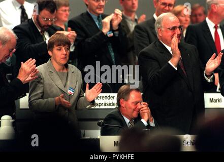 Les délégués du congrès du parti de la CDU salue le rapport de leur groupe Wolfgang Schauble leader (m). Le Chancelier fédéral Helmut Kohl sur la droite, le ministre fédéral de l'environnement Angela Merkel sur la gauche. avec des attaques féroces sur le SPD Wolfgang Schauble leader de l'Union européenne a ouvert la deuxième journée de la conférence du parti de la CDU à Karlsruhe. Il a décrit la politique du gouvernement rouge-vert dans les pays dits "les progrès organisé le scepticisme, qui représentait un danger pour l'Allemagne comme un lieu d'affaires. Le thème central de la deuxième journée a été l'avenir. Dans le monde d'utilisation | Banque D'Images