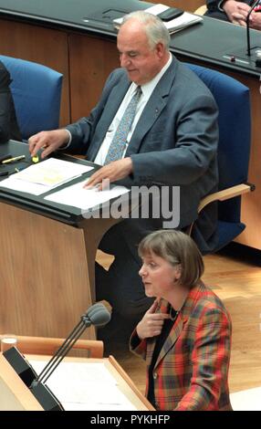 Le ministre fédéral de l'environnement, Angela Merkel a critiqué l'économie atomique dans son discours sur le 27.05.1998 dans l'heure courante du Bundestag, qui a causé une rupture de confiance avec son manque d'information sur les transports Castor irradiés. Le chancelier allemand Helmut Kohl est assis dans le banc du gouvernement en souriant pendant son discours. Il avait assuré Mme Merkel à la réunion du Cabinet son plein appui. Les Verts ont échoué dans le Bundestag avec une démission demande contre Merkel (CDU) en raison de l'atomique irradiés transporte zéro. La coalition a rejeté la demande. Le SPD a suivi malgré une vive Banque D'Images