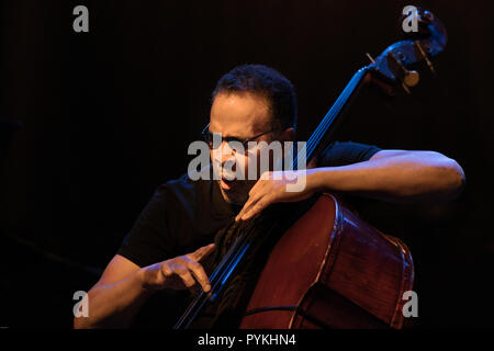 Cork, Irlande. 28 Oct, 2018. Stanley Clark jouant au cork jazz festival 2018 à l'everyman à Cork Irlande Crédit : Paul Bevan/Alamy Live News Banque D'Images