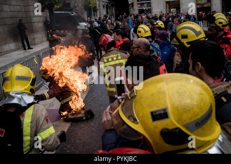 Barcelone, Espagne. 29 octobre 2018 - Barcelone, Catalogne, Espagne - stade pompiers un simulacre du sauvetage d'un burning man au cours d'une manifestation à Barcelone. Catalogne (bombardiers pompiers régionaux de la Generalitat) organiser une manifestation en face de Gouvernement Catalan exigeant des améliorations de salaires et la fourniture de plus de matière et de ressources pour les pompiers. Crédit : Jordi Boixareu/Alamy Live News Banque D'Images