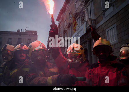 Barcelone, Espagne. 29 octobre 2018 - Barcelone, Catalogne, Espagne - Les pompiers brûler survenues durant une manifestation à Barcelone. Catalogne (bombardiers pompiers régionaux de la Generalitat) organiser une manifestation en face de Gouvernement Catalan exigeant des améliorations de salaires et la fourniture de plus de matière et de ressources pour les pompiers. Crédit : Jordi Boixareu/Alamy Live News Banque D'Images