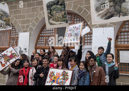 (181029) -- Yan'an, le 29 octobre 2018 (Xinhua) -- les étudiants étrangers et les artistes en art populaire posent pour une photo de groupe dans le canton de Embassy Suite Ansai, District de la ville de Yan'an, dans le nord-ouest de la Chine, dans la province de Shaanxi, du 20 octobre 2018. Ansai District, situé dans la partie nord de la province du Shaanxi, sur le Plateau de Loess, est largement connu pour son unique folk arts comme Ansai Waist Drum Dance, papier, chants folkloriques, la peinture et l'opéra. Au cours des dernières années, Ansai a fait des efforts pour stimuler le tourisme culturel en intégrant le tourisme avec ces arts populaires unique afin d'aider à l'éradication de la pauvreté. Après une formation, les gens peuvent compléter Banque D'Images