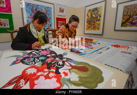 (181029) -- Yan'an, le 29 octobre 2018 (Xinhua) -- les artistes folk dessiner peintures au Village de Weita Embassy Suite Ville située dans le district de Ansai, Yan'an, ville du nord-ouest de la Chine, dans la province de Shaanxi, du 20 octobre 2018. Ansai District, situé dans la partie nord de la province du Shaanxi, sur le Plateau de Loess, est largement connu pour son unique folk arts comme Ansai Waist Drum Dance, papier, chants folkloriques, la peinture et l'opéra. Au cours des dernières années, Ansai a fait des efforts pour stimuler le tourisme culturel en intégrant le tourisme avec ces arts populaires unique afin d'aider à l'éradication de la pauvreté. Après une formation, les gens peuvent compléter leur revenu Banque D'Images