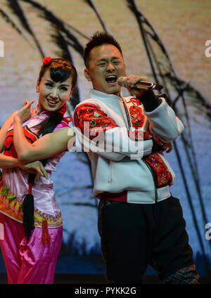 (181029) -- Yan'an, le 29 octobre 2018 (Xinhua) -- le chanteur folk Il Dong (R) fonctionne à Xiying Village de Ansai, District de la ville de Yan'an, province du Shaanxi du nord-ouest de la Chine, le 19 octobre 2018. Ansai District, situé dans la partie nord de la province du Shaanxi, sur le Plateau de Loess, est largement connu pour son unique folk arts comme Ansai Waist Drum Dance, papier, chants folkloriques, la peinture et l'opéra. Au cours des dernières années, Ansai a fait des efforts pour stimuler le tourisme culturel en intégrant le tourisme avec ces arts populaires unique afin d'aider à l'éradication de la pauvreté. Après une formation, les gens peuvent compléter leurs revenus en donnant par Banque D'Images