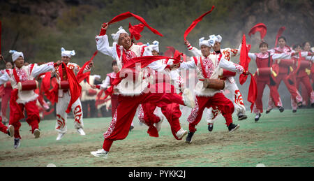 (181029) -- Yan'an, le 29 octobre 2018 (Xinhua) -- Les villageois effectuer Ansai waist drum dance à Fengjiaying Village de Ansai, District de la ville de Yan'an, province du Shaanxi du nord-ouest de la Chine, le 19 octobre 2018. Ansai District, situé dans la partie nord de la province du Shaanxi, sur le Plateau de Loess, est largement connu pour son unique folk arts comme Ansai Waist Drum Dance, papier, chants folkloriques, la peinture et l'opéra. Au cours des dernières années, Ansai a fait des efforts pour stimuler le tourisme culturel en intégrant le tourisme avec ces arts populaires unique afin d'aider à l'éradication de la pauvreté. Après une formation, les gens peuvent compléter leur revenu Banque D'Images