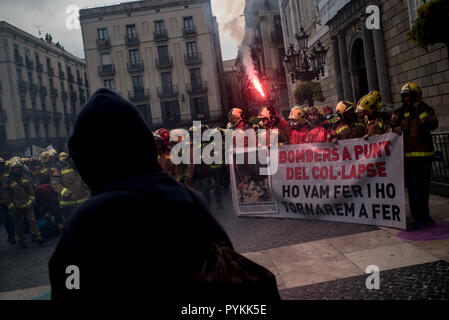 29 octobre 2018 - Barcelone, Catalogne, Espagne - Les pompiers brûler survenues durant une manifestation à Barcelone. Catalogne (bombardiers pompiers régionaux de la Generalitat) organiser une manifestation en face de Gouvernement Catalan exigeant des améliorations de salaires et la fourniture de plus de matière et de ressources pour les pompiers. (Crédit Image : © Jordi Boixareu/Zuma sur le fil) Banque D'Images