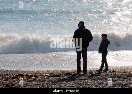 Weymouth, Dorset, UK. 29 octobre 2018. Les gens s'habiller chaudement contre le froid glacial du vent et de profiter du soleil à Weymouth Crédit : Stuart fretwell/Alamy Live News Banque D'Images