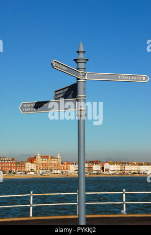 Weymouth, Dorset, UK. 29 octobre 2018. Sous le soleil de Weymouth, n'importe où vous allez, vous ne pouvez pas échapper le froid glacial au nord-est du vent', 'Siberian aujourd'hui. Neuf degrés celsius se sent plus comme six ! Crédit : Stuart fretwell/Alamy Live News Banque D'Images