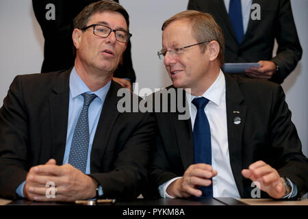 Madrid, Espagne. 25 octobre, 2018. Mauro Dell'Ambrogio (L), Secrétaire d'Etat à l'éducation, la recherche et l'Innovation de la Suisse, et Johann-Dietrich Wörner, directeur général de l'Agence spatiale européenne (ESA), assister à une réunion ministérielle de l'Agence spatiale européenne (ESA) au Centre européen d'astronomie spatiale (ESAC) en Villanueva de la Cañada, près de Madrid. La conférence provisoire a servi à préparer la prochaine réunion du Conseil ministériel de l'ESA, 'Space19 ', prévue pour novembre 2019 à Séville, Espagne. Credit : Juan Carlos Rojas/dpa/Alamy Live News Banque D'Images