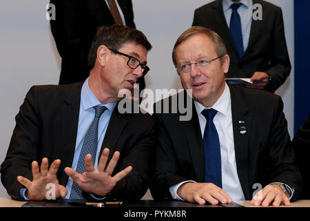 Madrid, Espagne. 25 octobre, 2018. Mauro Dell'Ambrogio (L), Secrétaire d'Etat à l'éducation, la recherche et l'Innovation de la Suisse, et Johann-Dietrich Wörner, directeur général de l'Agence spatiale européenne (ESA), assister à une réunion ministérielle de l'Agence spatiale européenne (ESA) au Centre européen d'astronomie spatiale (ESAC) en Villanueva de la Cañada, près de Madrid. La conférence provisoire a servi à préparer la prochaine réunion du Conseil ministériel de l'ESA, 'Space19 ', prévue pour novembre 2019 à Séville, Espagne. Credit : Juan Carlos Rojas/dpa/Alamy Live News Banque D'Images