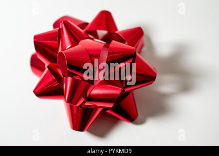 Ruban de satin rouge unique vacances de Noël arc pour l'emballage cadeau. Prix pour copie. Banque D'Images
