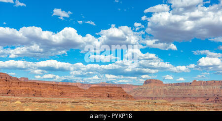 Canyon spectaculaire et des pics de montagne sous ciel bleu Banque D'Images