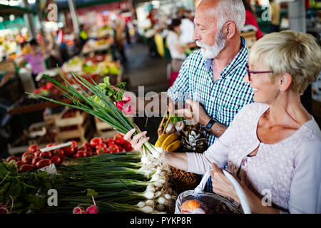Beau couple le choix sur le marché des produits de santé Banque D'Images