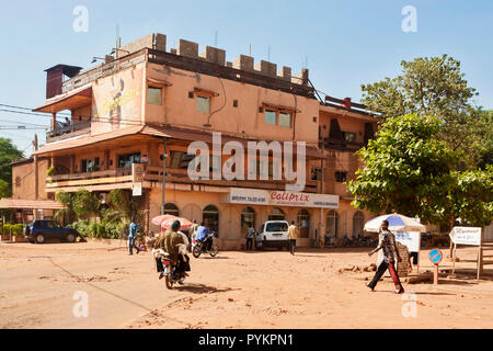 Scène de rue à Niarela quartier de Bamako, Mali Banque D'Images