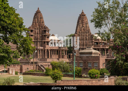 Temples Hindous au jardin de Mandore, Jodhpur, Rajasthan, India Banque D'Images