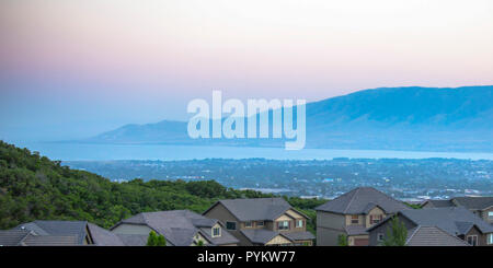Vues Utah Valley maisons avec vue sur la montagne et le lac Banque D'Images