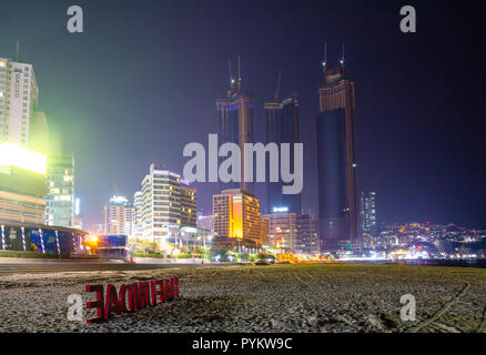 Haeundai Beach de nuit avec des gratte-ciel de la ville dans le noir. Haeundae, Busan, Corée du Sud. Banque D'Images