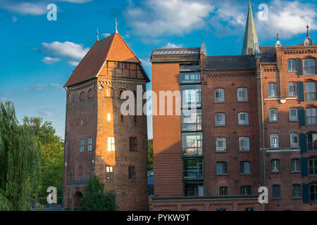 Vue d'un hôtel dans la ville allemande de Lüneburg. Beau paysage urbain par des réflexions de maisons sur l'eau et le ciel avec des nuages. Banque D'Images