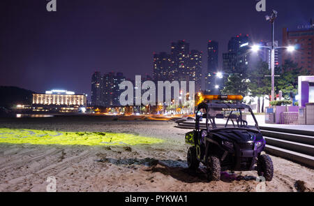 Haeundai Beach de nuit avec des gratte-ciel de la ville dans le noir. Haeundae, Busan, Corée du Sud. Banque D'Images