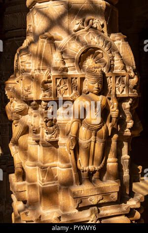 Pilier en bois sculpté Jain temple, fort de Jaisalmer, Jaisalmer, Rajasthan, India Banque D'Images