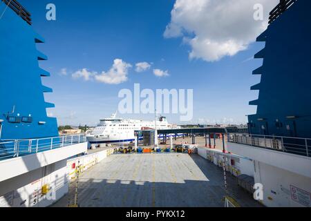 SWINOUJSCIE, Pologne - 18 août 2018 : Pont d'Cracovia ferry amarré dans le port. Le traversier est utilisé sur l'Swinoujscie (Pologne) - Ronne (Danemark) un Banque D'Images