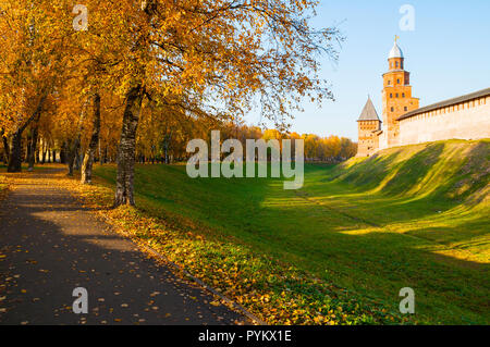 Veliki Novgorod, Russie. Hypothèse et Kokui tours de Veliki Novgorod Kremlin forteresse en journée ensoleillée d'automne Banque D'Images