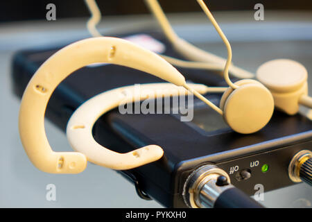 Head set microphone sans fil émetteur et récepteur de microphone sans fil sur une table en verre dans un studio de télévision Banque D'Images