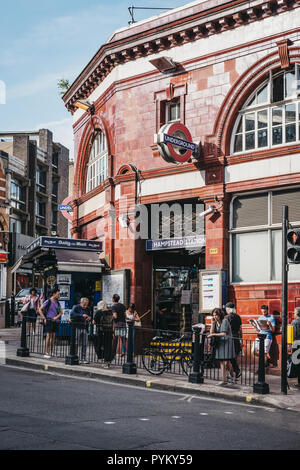 Londres, UK - 1 août 2018 : Les gens en passant devant la station de métro Hampstead, Londres. Hampstead est un quartier résidentiel calme favorisé par des établissements universitaires Banque D'Images