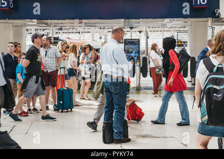 Londres, UK - 1 août 2018 : l'intérieur de Londres Waterloo station de chemin de fer. Il est connecté à une station de métro du même nom et est Banque D'Images