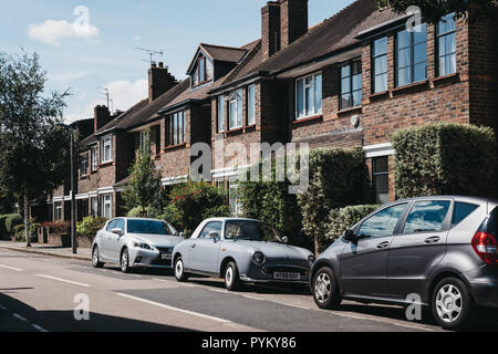 Londres, UK - 1 août 2018 : rangée de maisons typiquement britannique dans la région de Barnes, un quartier résidentiel de Londres, célèbre pour son atmosphère de village, les voitures p Banque D'Images