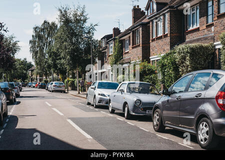 Londres, UK - 1 août 2018 : rangée de maisons typiquement britannique dans la région de Barnes, un quartier résidentiel de Londres, célèbre pour son atmosphère de village, les voitures p Banque D'Images