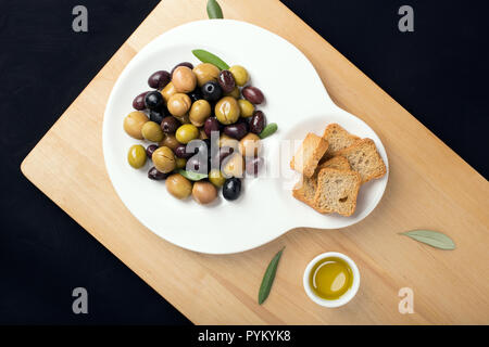 Olives mélange prêt à en profiter. Savoureux hors-méditerranéenne Banque D'Images