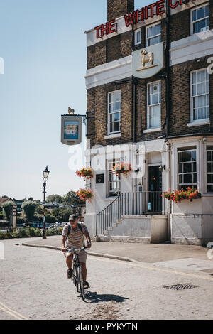 Londres, UK - 1 août 2018 : randonnée à vélo au-delà de la Croix Blanche pub à Richmond, une ville de banlieue dans le sud-ouest de Londres, célèbre pour un grand nombre de parcs Banque D'Images