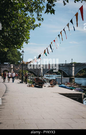 Londres, UK - 1 août 2018. Bunting colorés sur la berge le long de la Tamise à Richmond, une ville de banlieue dans le sud-ouest de Londres, célèbre pour un Banque D'Images