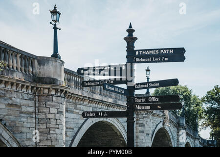 Londres, UK - 1 août 2018 : les panneaux d'orientation et la distance de nombreux sites touristiques de Richmond, une ville de banlieue dans le sud-ouest de Londres célèbre Banque D'Images