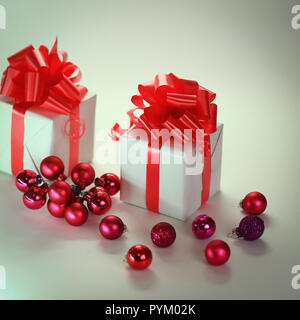 Deux boîte cadeau blanche et des boules de Noël .isolated on white