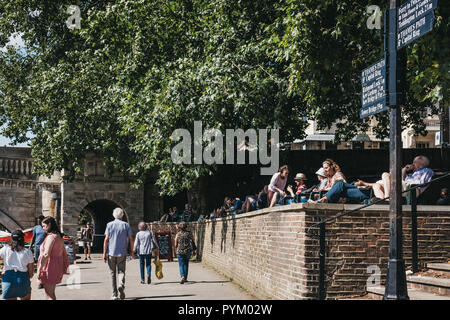 Les gens se détendre sur les rives de la Tamise à Richmond, London, UK. Banque D'Images