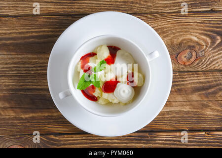 Healthe - petit déjeuner paresseux quenelles avec de la crème et de la confiture de fraise Banque D'Images