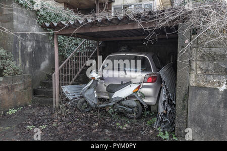 Moto et voiture abandonnée dans immeuble abandonné, Yamashina, Kanazawa, Japon Banque D'Images