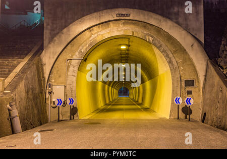 Vue de nuit road tunnel, Kurashiki, Japon. Le texte japonais traduit comme Tsurugatayama [nom de lieu] tunnel. Banque D'Images