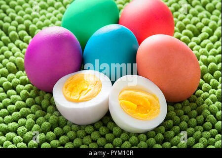 Oeufs de Pâques au néon de couleur Nature morte avec coupe oeuf dur. Banque D'Images