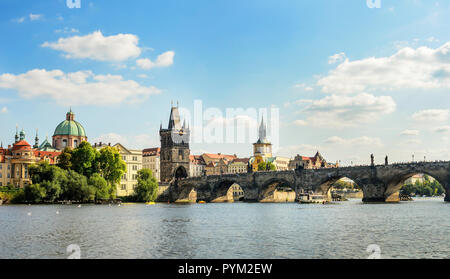 Le Pont Charles. Prague, République tchèque. Vue depuis le côté. Banque D'Images