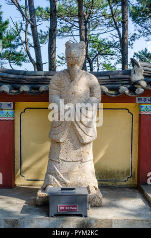 Sculpture en pierre représentant la divinité de moutons du Chinses Zodiaque, vu ici à Haedong Temple Yonggung, Busan, Corée du Sud. Banque D'Images