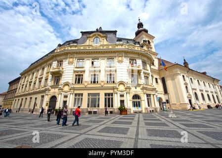 Roumanie, Sibiu. L'hôtel de ville baroque domine la place centrale Piata Mare Banque D'Images